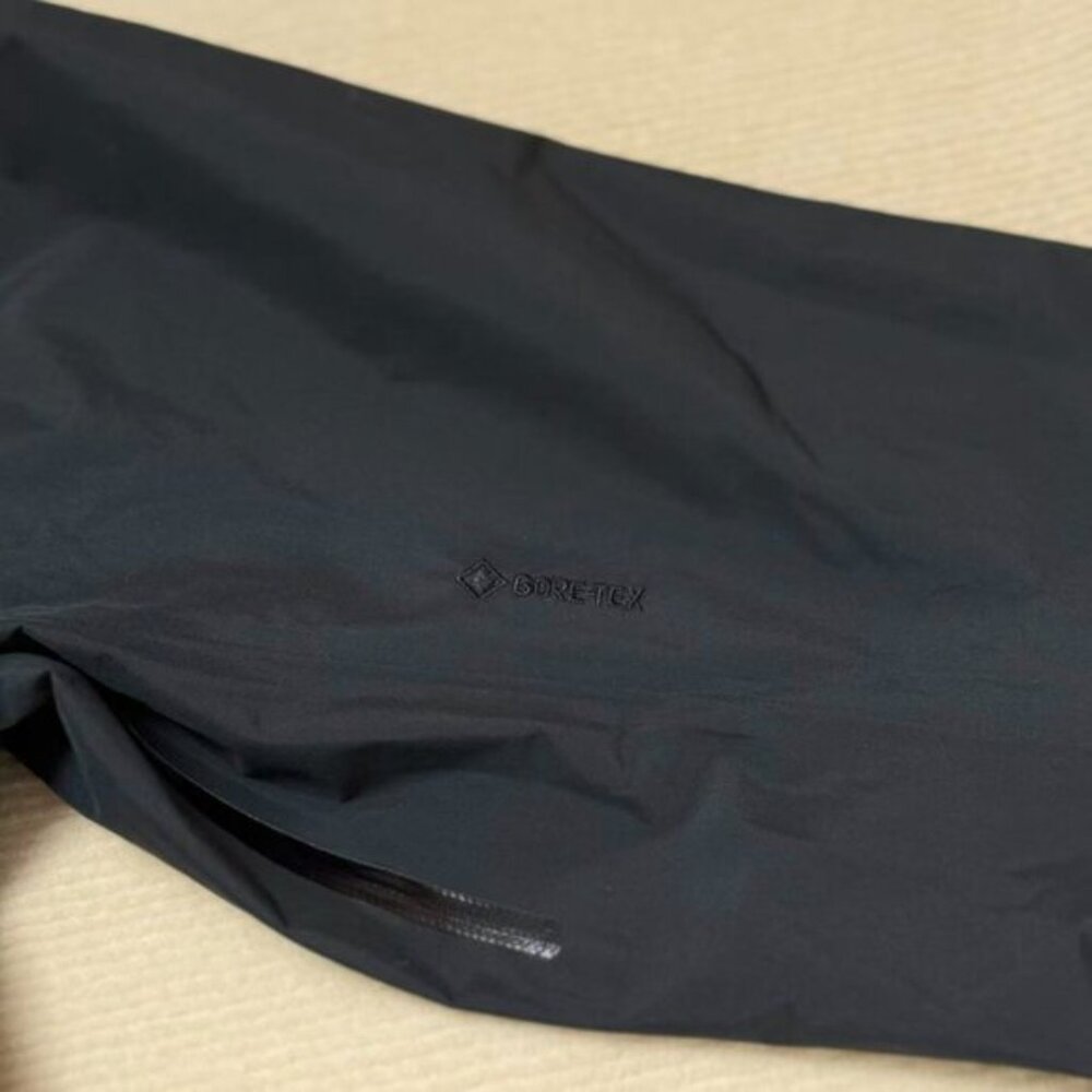 Arc'teryx Gore-Tex Black Windbreaker, Size L. - Picture 6 of 8